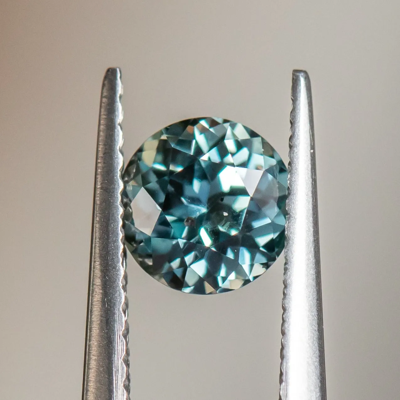 1.10CT ROUND TANZANIA SAPPHIRE, COLOR CHANGING TEAL TO GREEN GREY, 6.00X4.14MM, UNTREATED