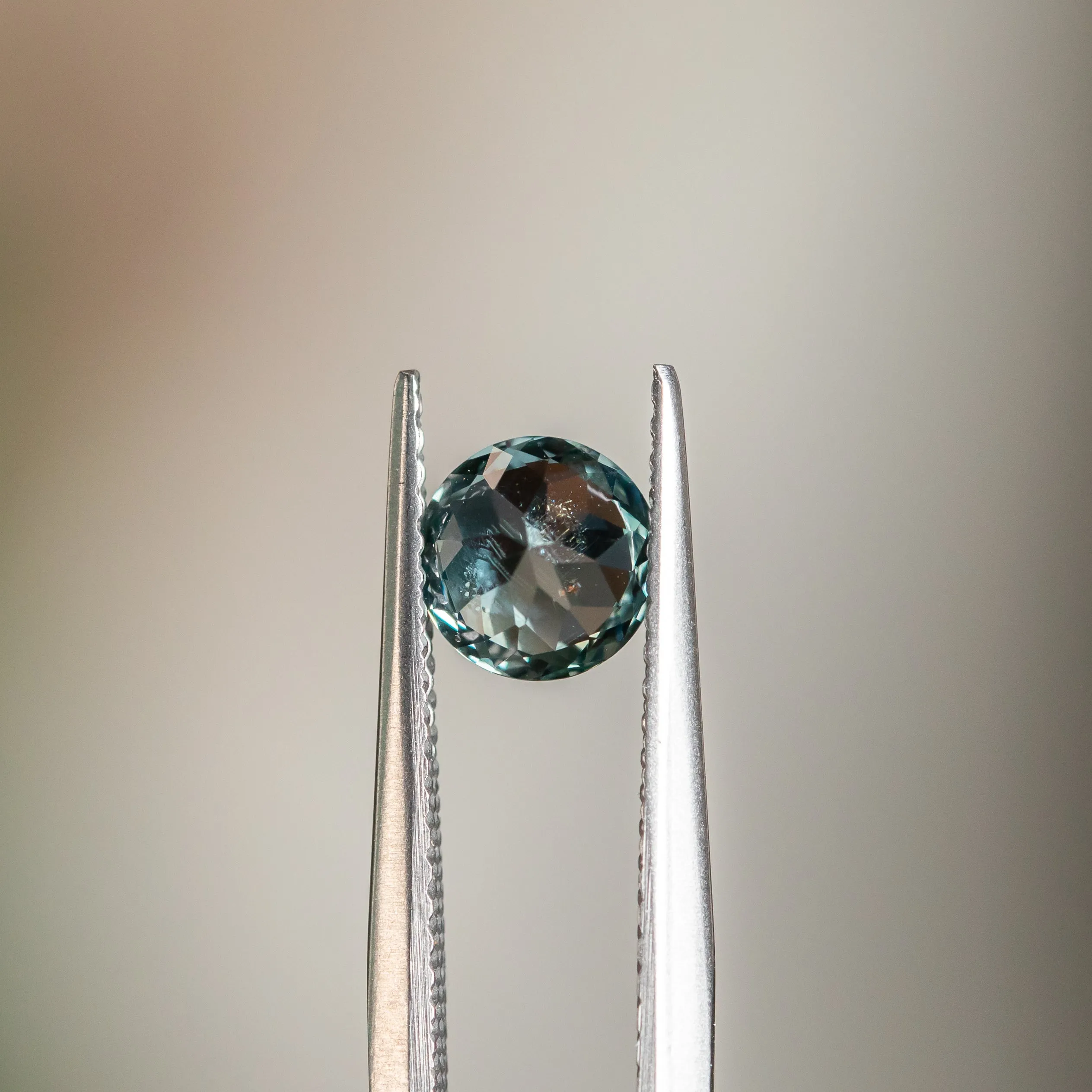 1.10CT ROUND TANZANIA SAPPHIRE, COLOR CHANGING TEAL TO GREEN GREY, 6.00X4.14MM, UNTREATED